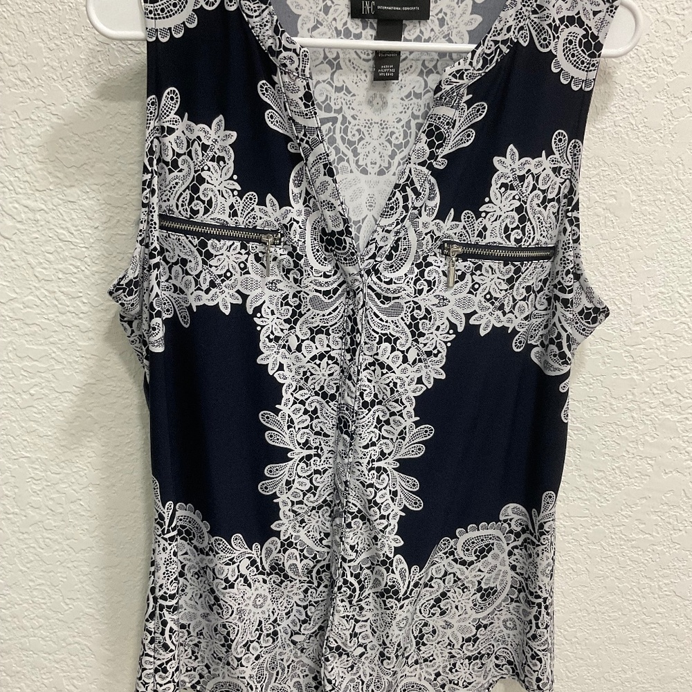 NWOT Inc Black and White Top xl